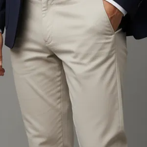 Detalle de nuestra imagen IA: Pantalón de vestir color piedra