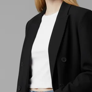 Detalle de nuestra imagen IA: Camiseta blanca ajustada