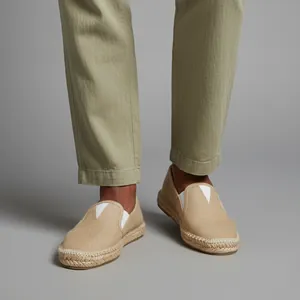 Detalle de nuestra imagen IA: Alpargatas beige