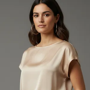 Detalle de nuestra imagen IA: Blusa satinada champán